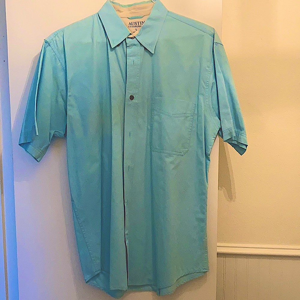 SHORT SLEEVE BUTTON DOWN W/ POCKET ON RIGHT CHEST!